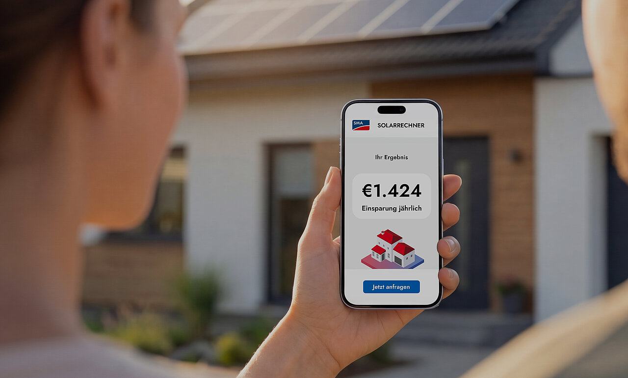 Smartphone que muestra el ahorro energético anual estimado de una instalación solar