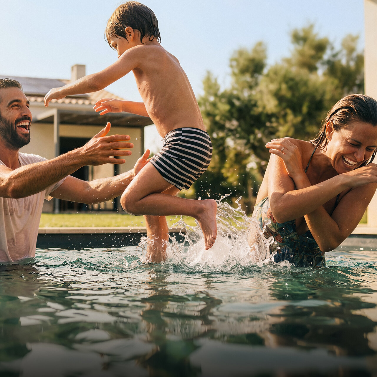 Familia junto a la piscina de una vivienda alimentada con energía solar