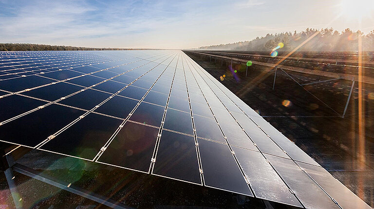 A pesar de la crisis del coronavirus, el volumen de ventas de SMA Solar Technology AG en 2020 superó la barrera de los mil millones y el beneficio operativo se duplicó, las previsiones apuntan a que en 2021 el negocio seguirá creciendo