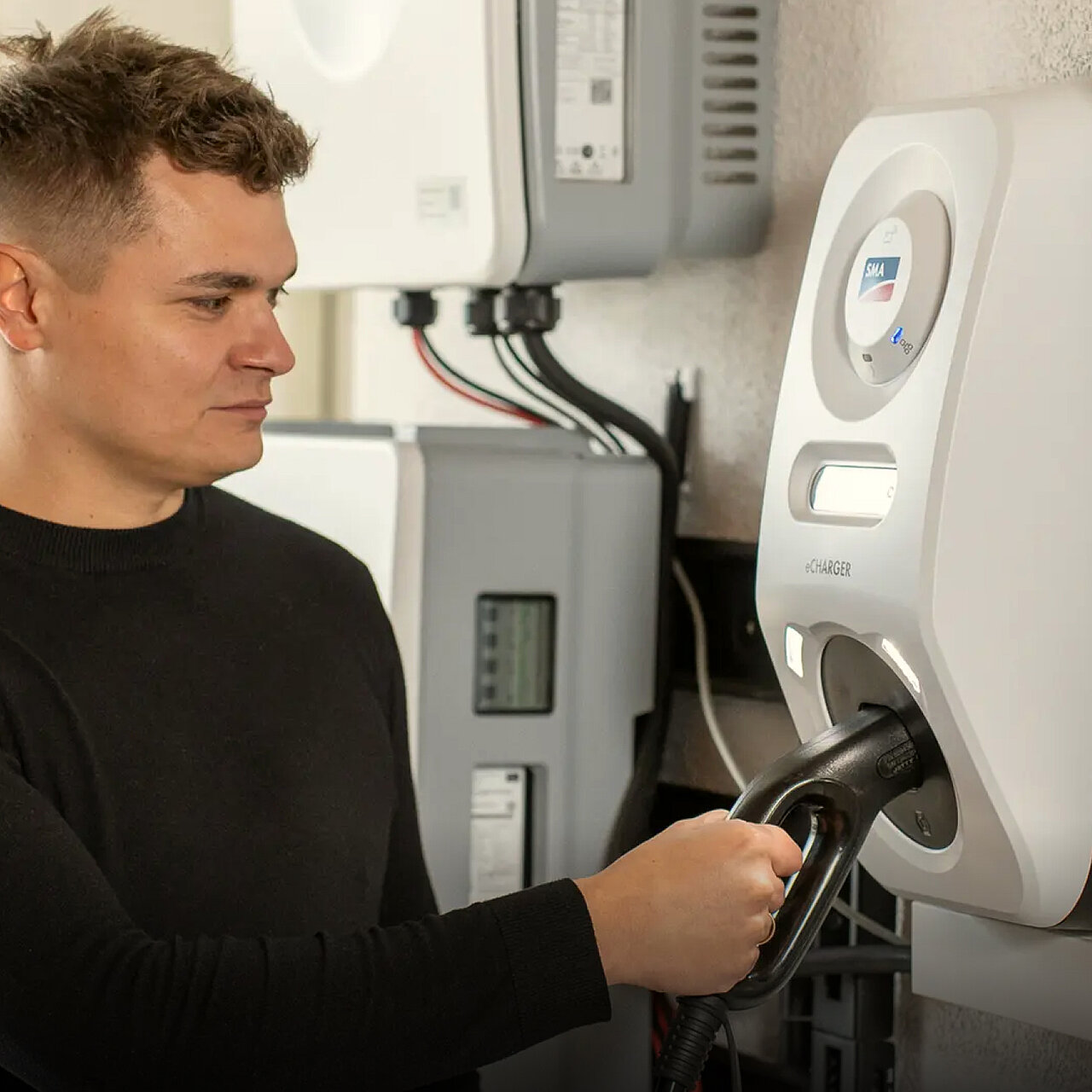 Vehículo eléctrico cargado con energía solar mediante una solución SMA