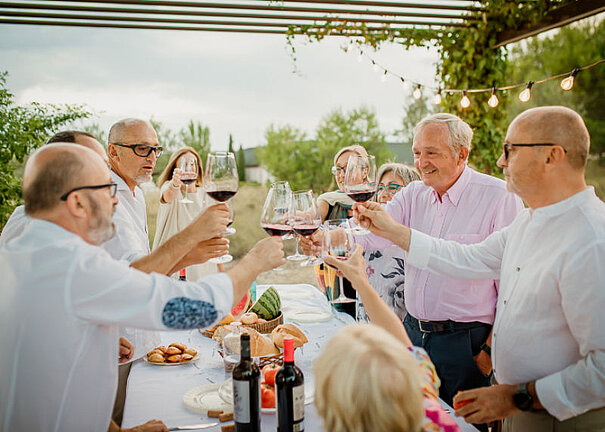 La familia Gil degustando el vino de sus bodegas