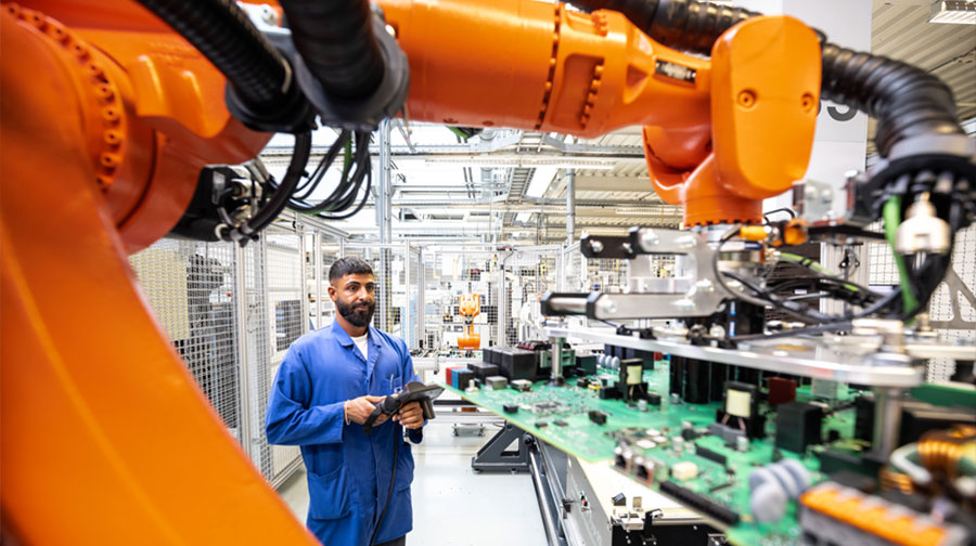 SMA amplía su capacidad de producción electrónica invirtiendo más de 12 millones de euros en nuevas líneas y en tecnología robótica de última generación